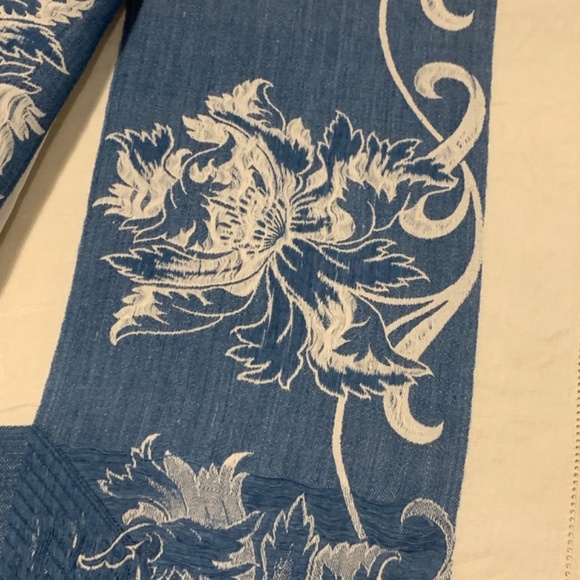 Tablecloth Damask White and Blue,  52”x52” Vintage - Picture 6 of 7